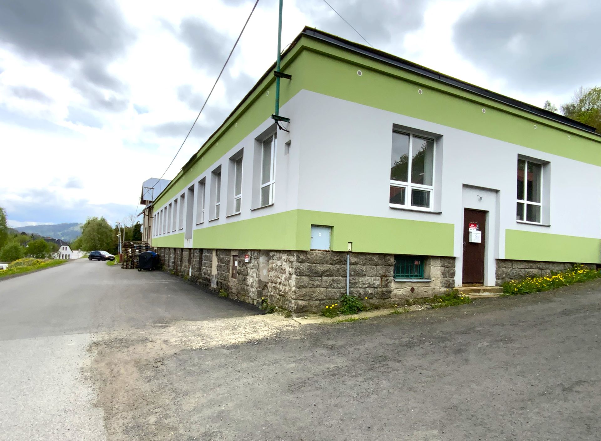 Prodej výrobních nebo obchodních prostor s rampou v centru Josefova Dolu 590 m2, Jizerské hory