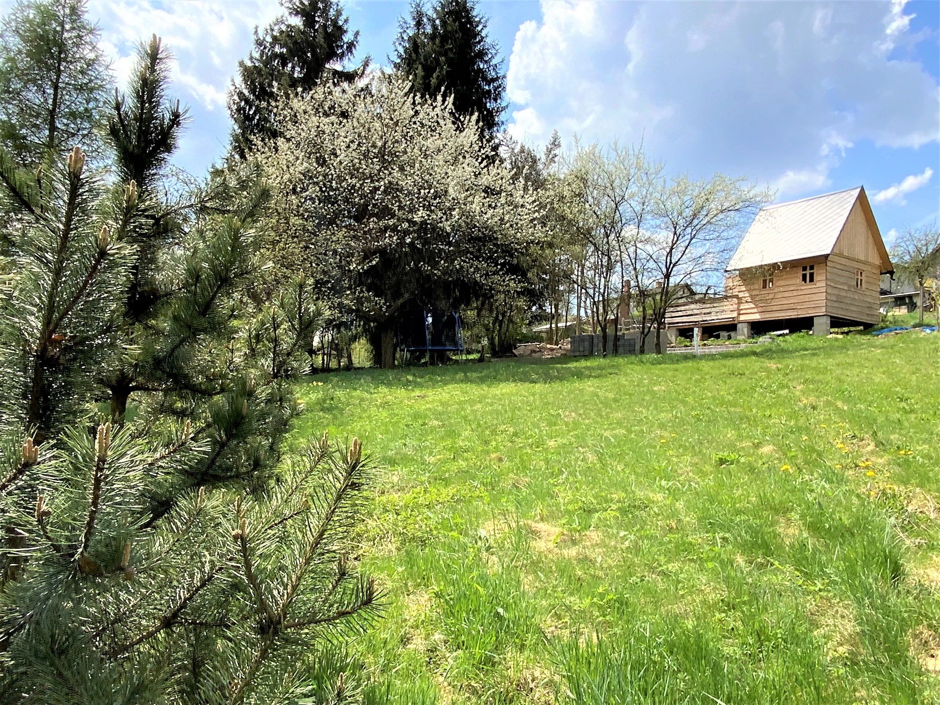 Prodej slunného stavebního pozemku 1222 m² pro výstavbu RD, se zahradní chatkou a rybníčkem - Jizerské hory - Velké Hamry